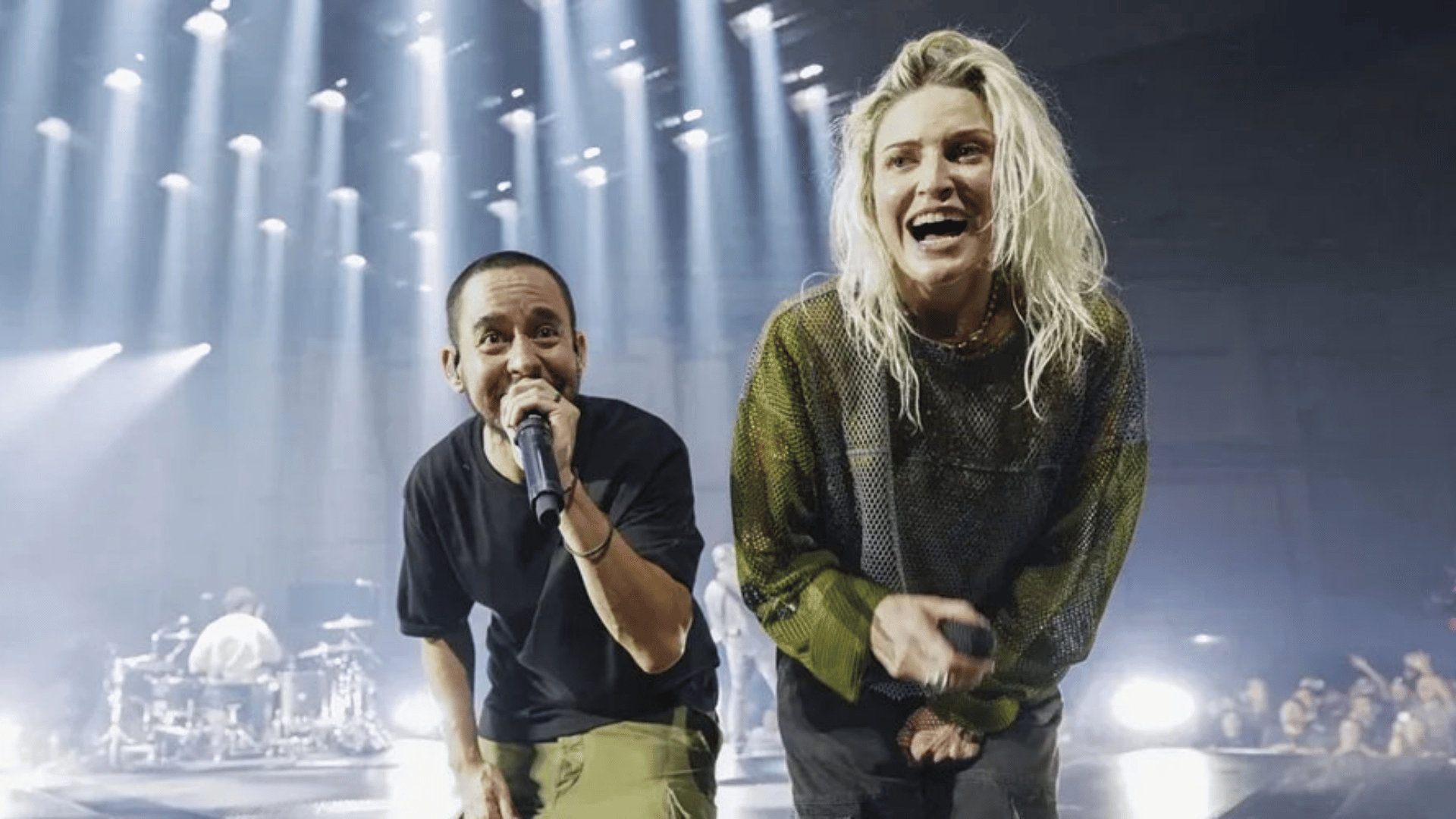 Guitarrista Mike Shinoda (esq.) e vocalista Emily Armstrong em show do Linkin Park no Barclays Center de Nova York | 16.set.2024/Reprodução