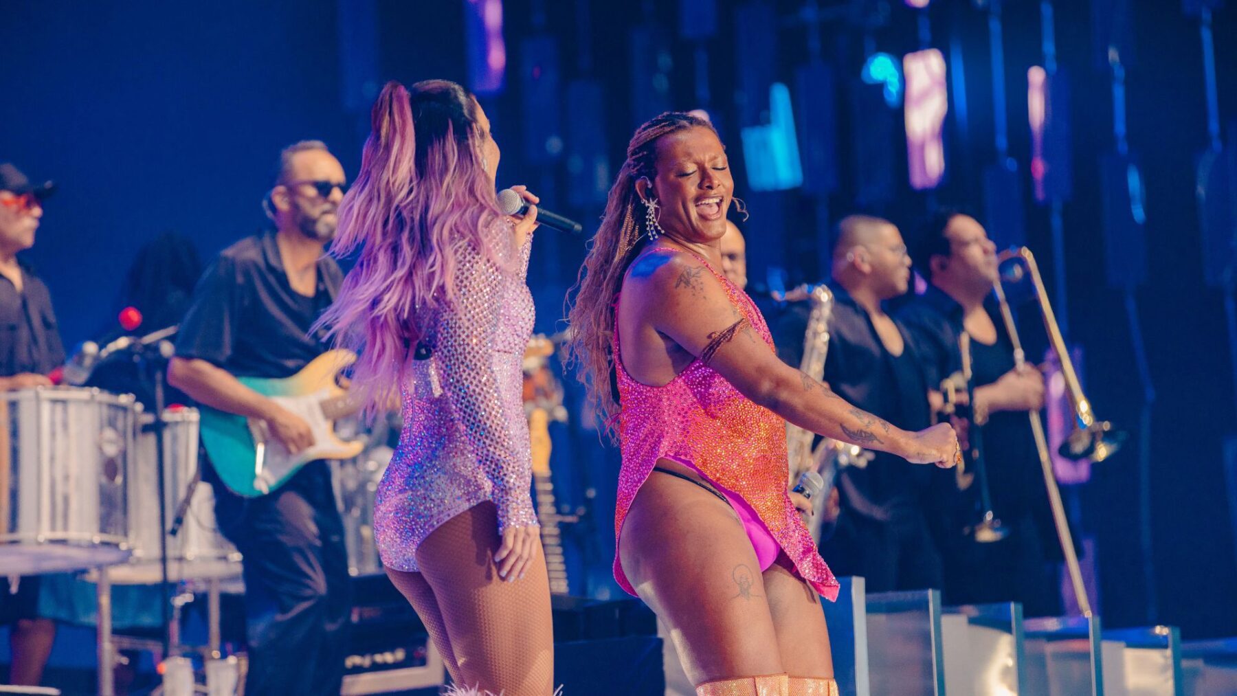 Ivete Sangalo (esq.) recebe Liniker em show no palco Mundo do Rock in Rio, no Parque Olímpico, zona oeste do Rio | 20.set.2024/Divulgação