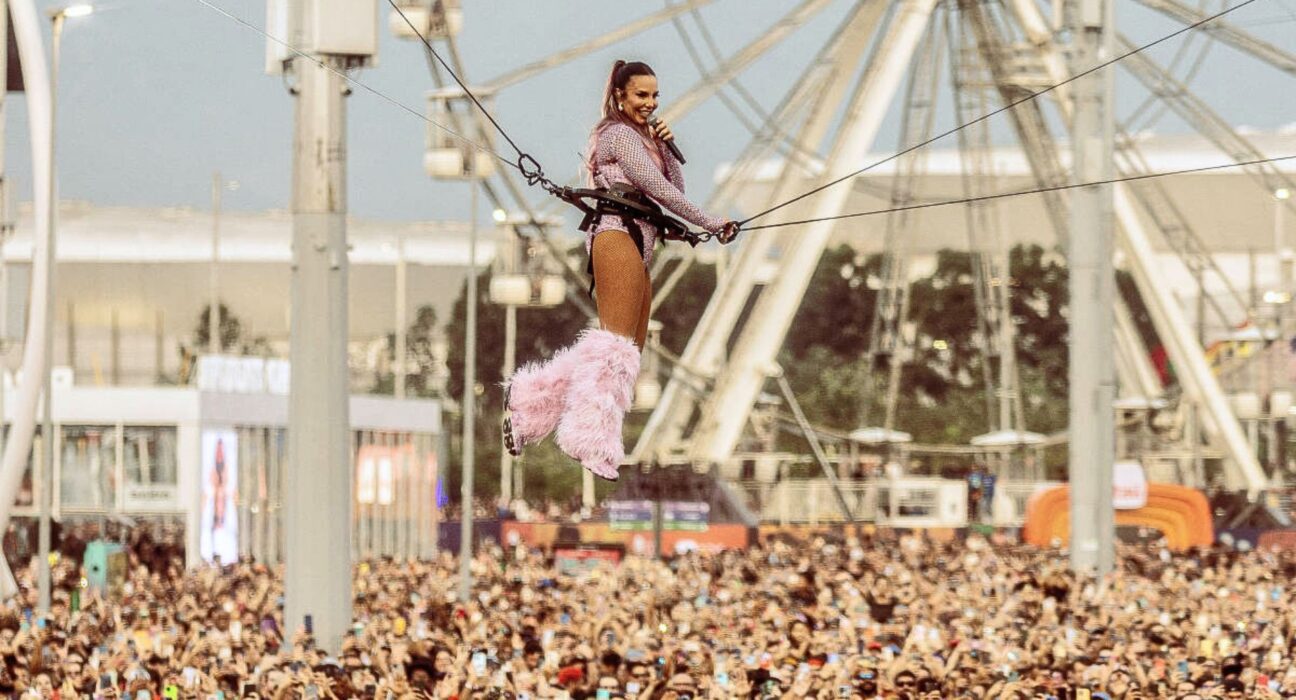 Ivete Sangalo sobrevoa público em show no palco Mundo do Rock in Rio, no Parque Olímpico, zona oeste do Rio | Rafa Mattei - 20.set.2024/Divulgação