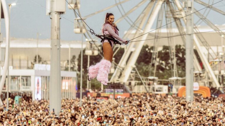 Ivete Sangalo sobrevoa público em show no palco Mundo do Rock in Rio, no Parque Olímpico, zona oeste do Rio | Rafa Mattei - 20.set.2024/Divulgação