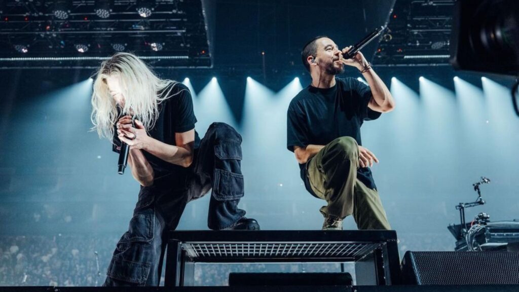 Vocalista Emily Armstrong (esq.) e guitarrista Mike Shinoda em show do Linkin Park na O2 Arena, em Londres | James Bridle - 24.set.2024/Divulgação