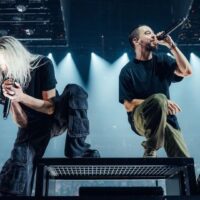 Vocalista Emily Armstrong (esq.) e guitarrista Mike Shinoda em show do Linkin Park na O2 Arena, em Londres | James Bridle - 24.set.2024/Divulgação