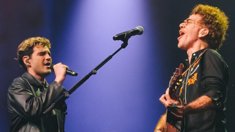 Jão (esq.) e Nando Reis em show da turnê do álbum "Uma Estrela Misteriosa" no Espaço Unimed, em São Paulo | Marcos Oliveira - 12.out.2024/Divulgação