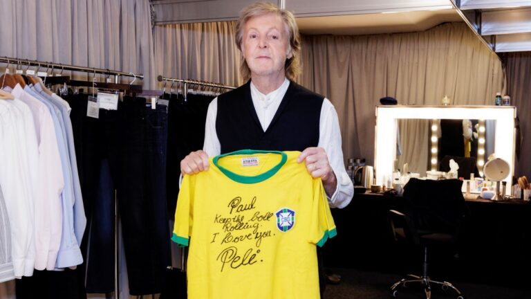 Paul McCartney no camarim do Allianz Parque, em SP, com camisa da seleção brasileira autografada por Pelé que ganhou | MJ Kim - 15.out.2024/Divulgação