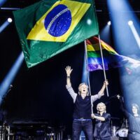 Paul McCartney ergue a bandeira do Brasil em show da turnê 'Got Back' no Allianz Parque, em São Paulo | MJ Kim - 16.out.2024/Divulgação