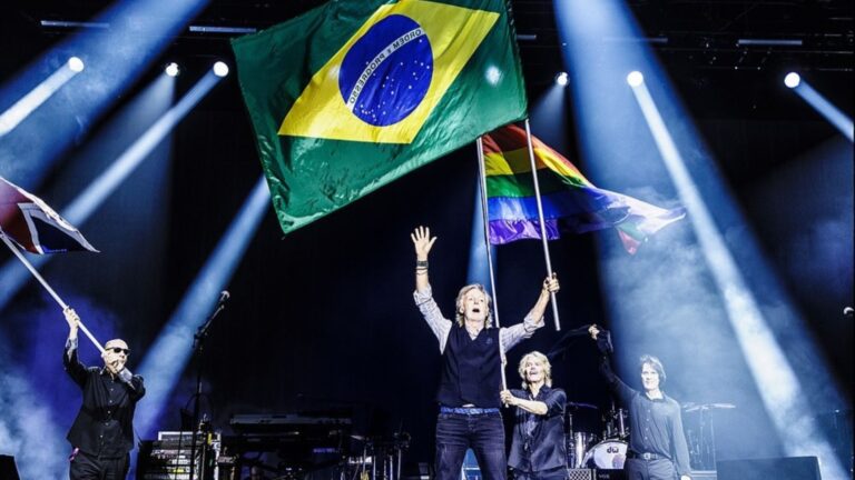 Paul McCartney ergue a bandeira do Brasil em show da turnê 'Got Back' no Allianz Parque, em São Paulo | MJ Kim - 16.out.2024/Divulgação