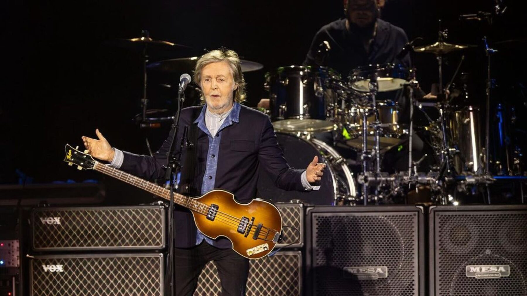 Paul McCartney ergue a bandeira do Brasil em show da turnê 'Got Back' no Allianz Parque, em São Paulo | Marcos Hermes - 15.out.2024/Divulgação