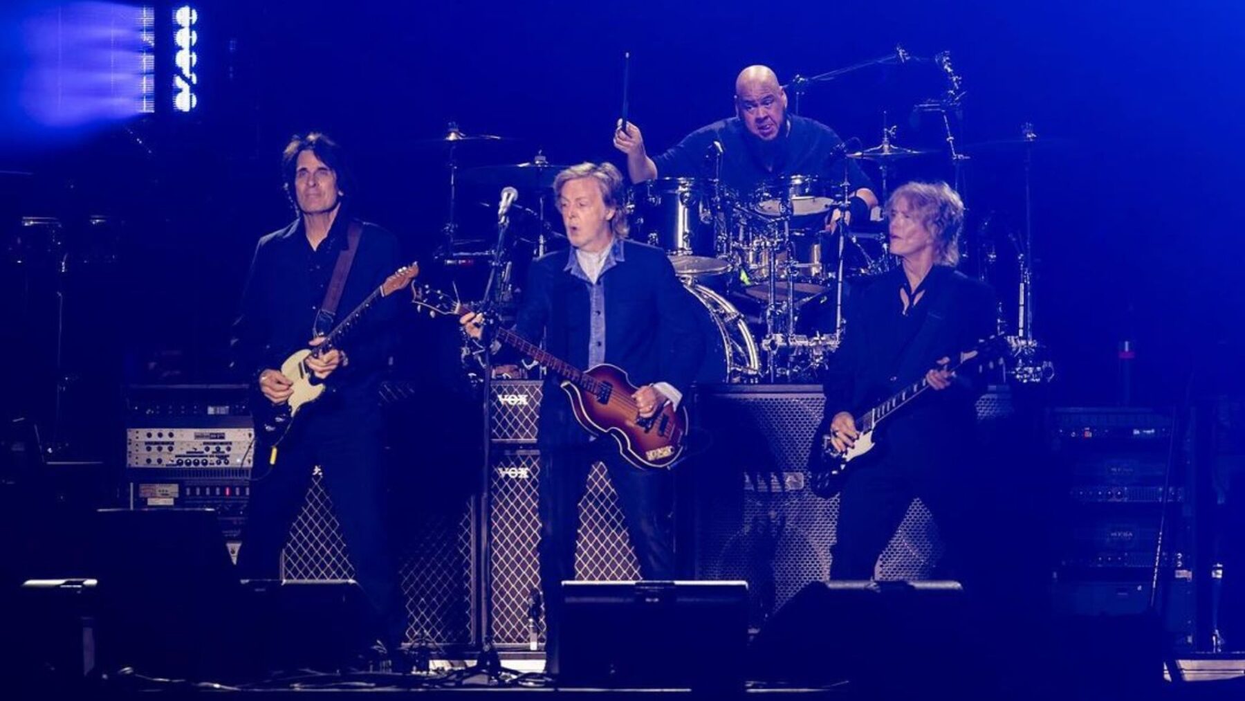 Paul McCartney ergue a bandeira do Brasil em show da turnê 'Got Back' no Allianz Parque, em São Paulo | Marcos Hermes - 15.out.2024/Divulgação