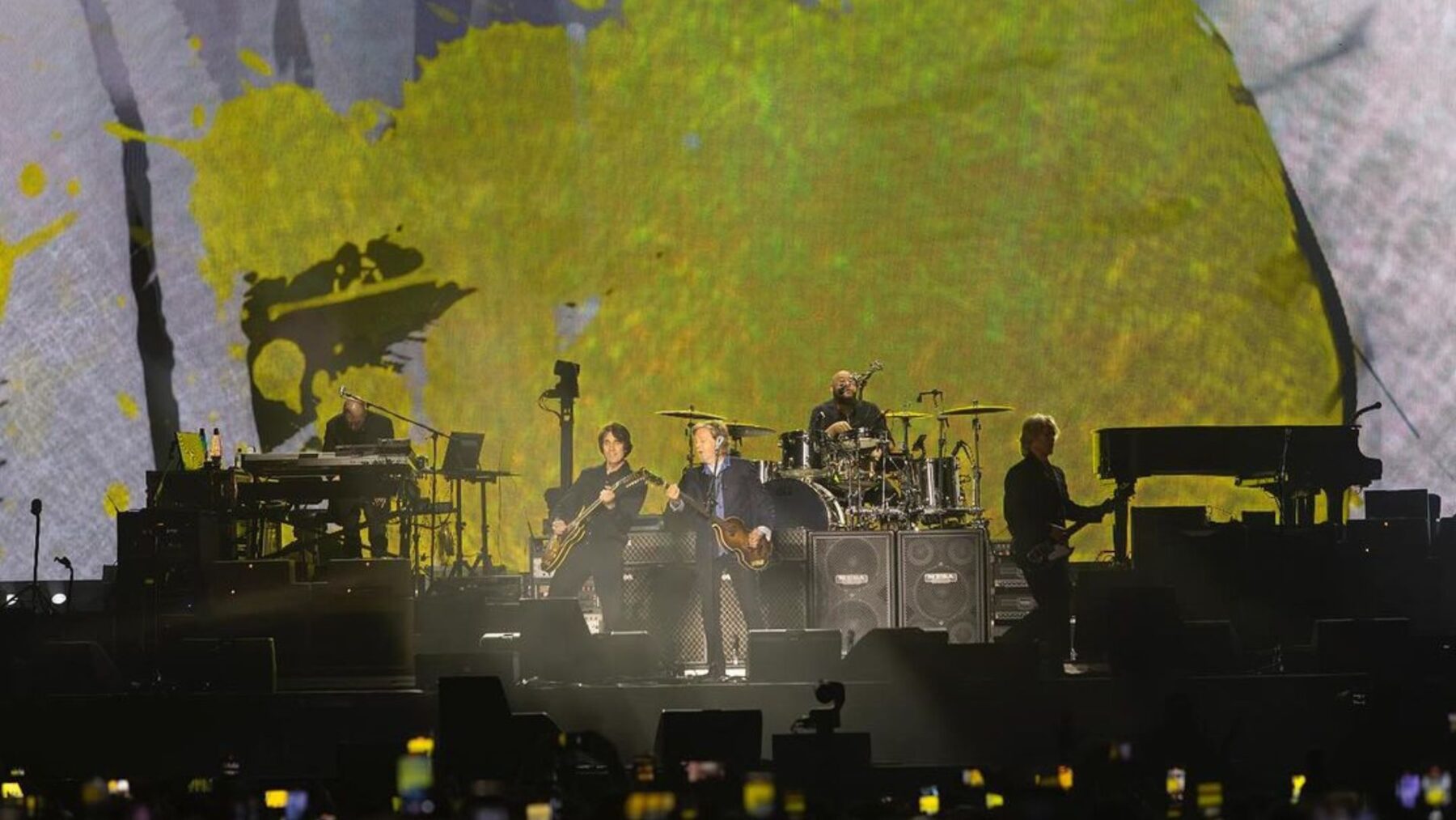 Paul McCartney ergue a bandeira do Brasil em show da turnê 'Got Back' no Allianz Parque, em São Paulo | Marcos Hermes - 15.out.2024/Divulgação