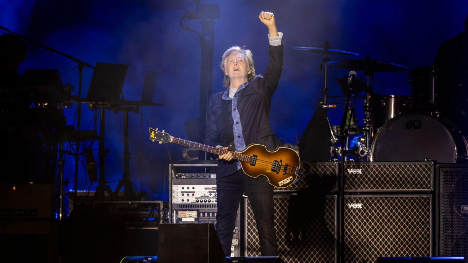 Paul McCartney ergue a bandeira do Brasil em show da turnê 'Got Back' no Allianz Parque, em São Paulo | Marcos Hermes - 15.out.2024/Divulgação