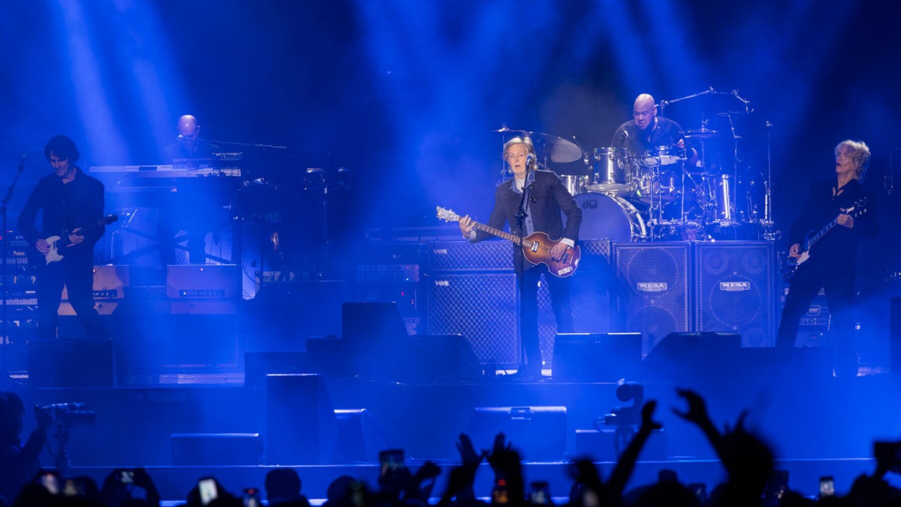 Paul McCartney ergue a bandeira do Brasil em show da turnê 'Got Back' no Allianz Parque, em São Paulo | Marcos Hermes - 15.out.2024/Divulgação