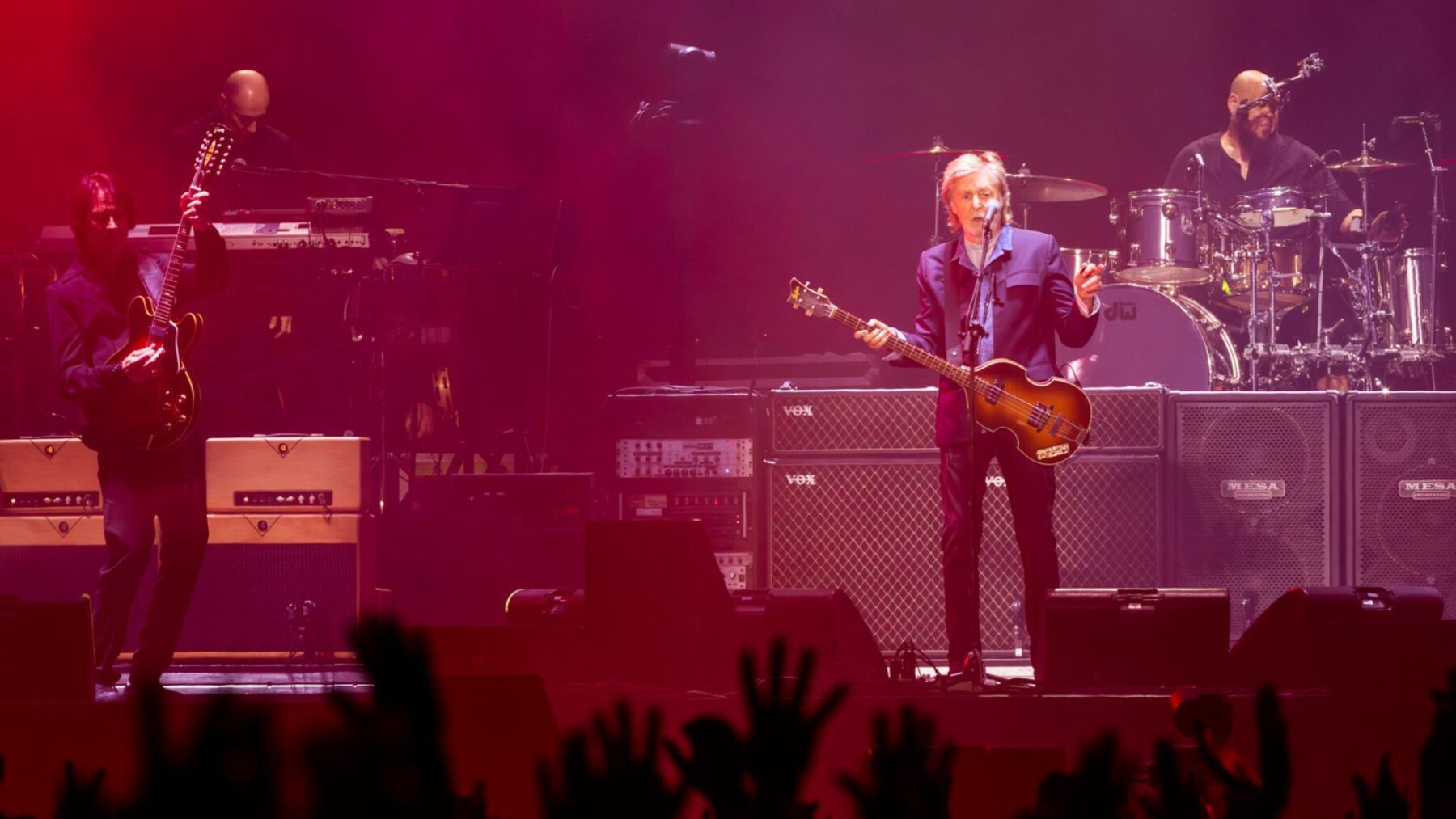 Paul McCartney ergue a bandeira do Brasil em show da turnê 'Got Back' no Allianz Parque, em São Paulo | Marcos Hermes - 15.out.2024/Divulgação