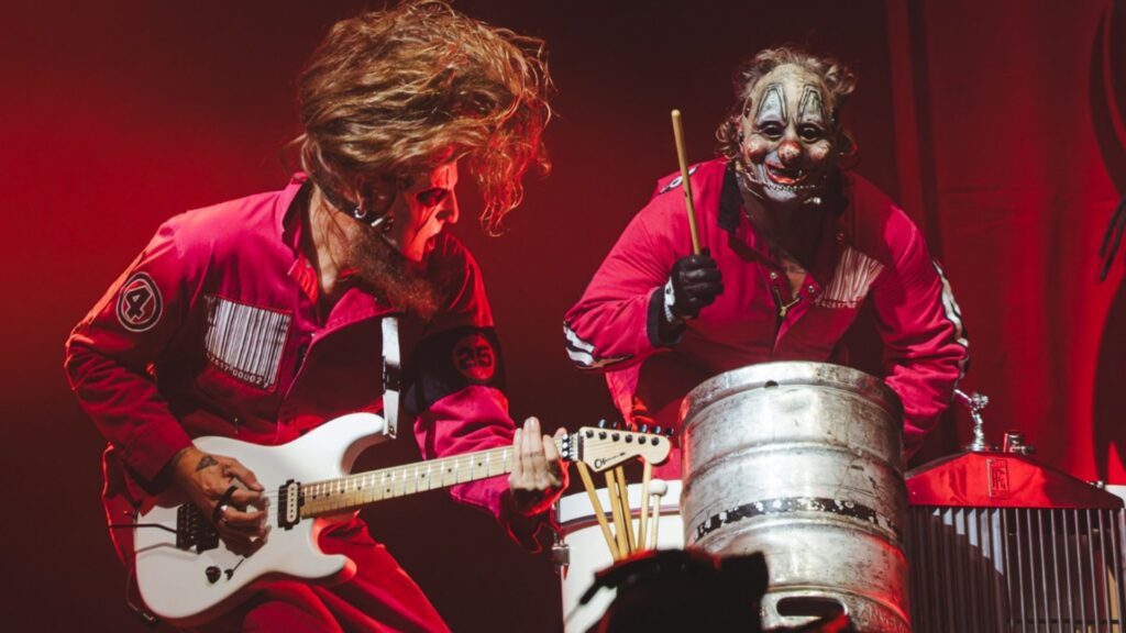 Guitarrista James Root (esq.) e percussionista Michael Shawn, o Clown, em show do Slipknot no Knotfest, no Allianz Parque, em São Paulo | 19.out.2024/Flashbang/Divulgação