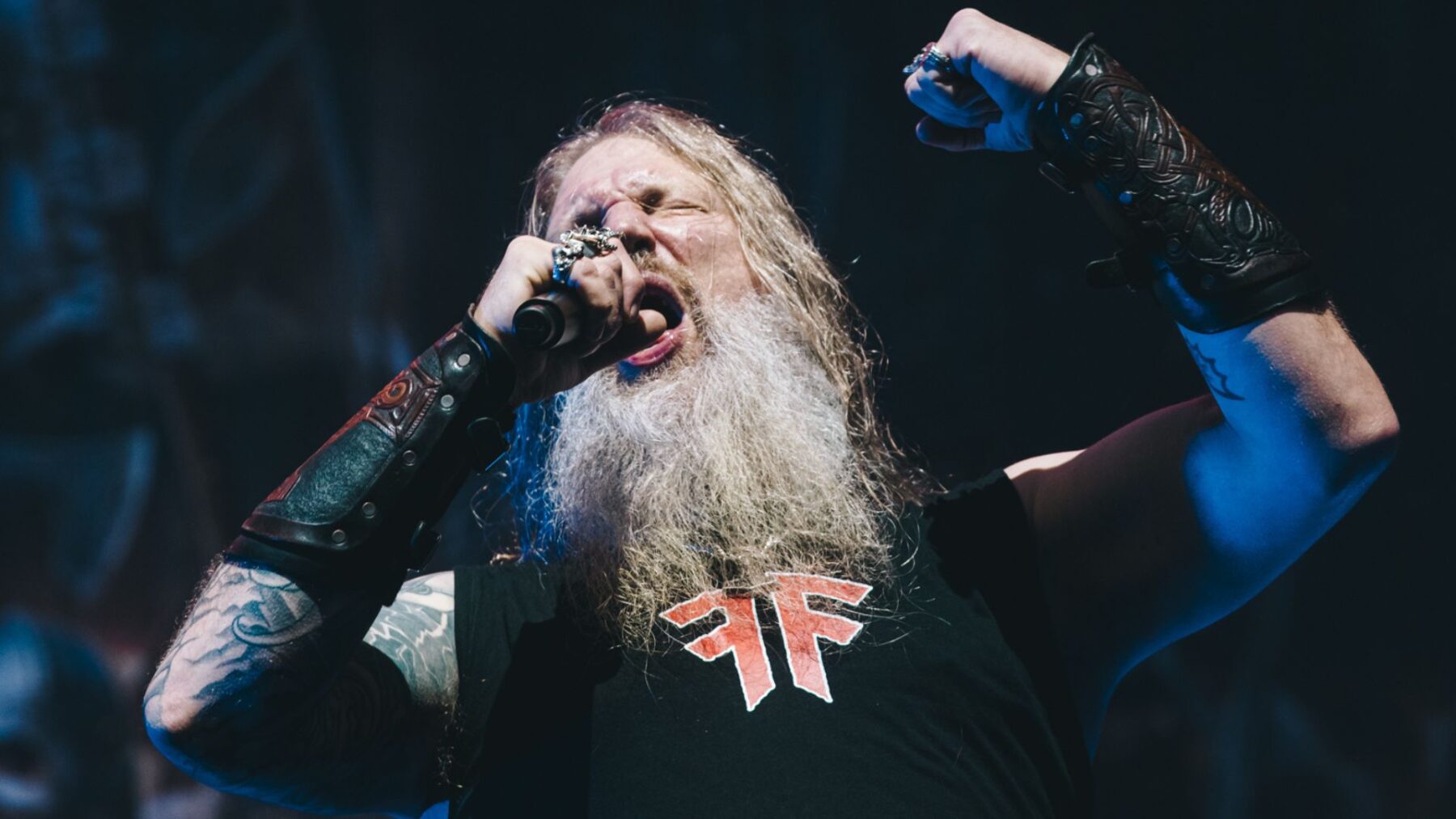 Vocalista Johan Hegg da banda sueca Amon Amarth em show no primeiro dia de Knotfest, no Allianz Parque, em São Paulo | 19.out.2024/Flashbang/Divulgação