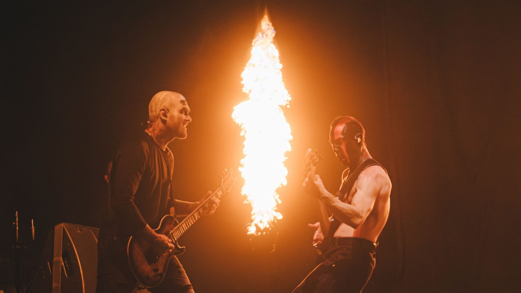 Guitarrista Greg Tribbett (esq.) e baixista Ryan Martinie em show da banda americana Mudvayne no primeiro dia de Knotfest, no Allianz Parque, em São Paulo | 19.out.2024/Flashbang/Divulgação