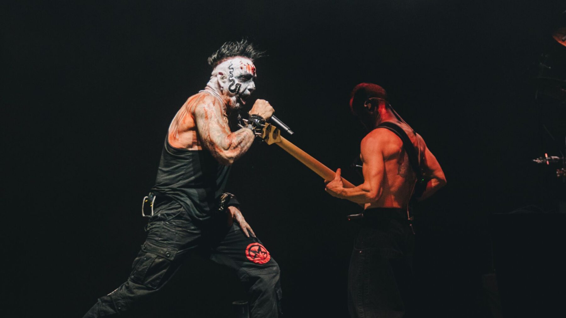 Vocalista Chad Gray (esq.) e baixista Ryan Martinie em show da banda americana Mudvayne no primeiro dia de Knotfest, no Allianz Parque, em São Paulo | 19.out.2024/Flashbang/Divulgação