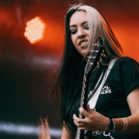 Vocalista e guitarrista Yasmin Amaral em show da banda brasileira Eskröta no primeiro dia de Knotfest, no Allianz Parque, em São Paulo | 19.out.2024/Flashbang/Divulgação