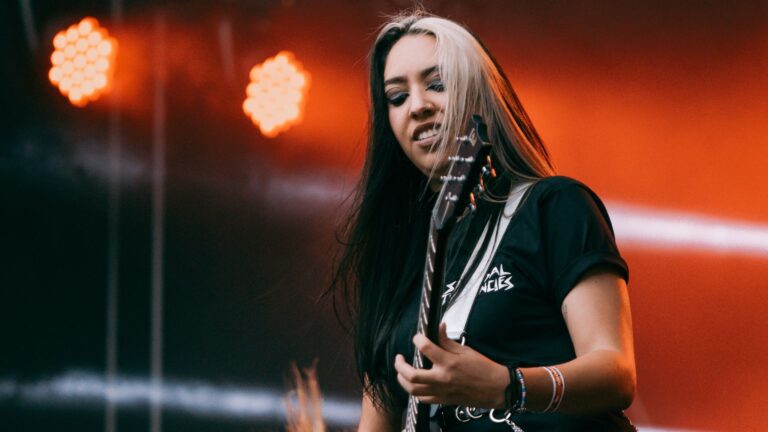 Vocalista e guitarrista Yasmin Amaral em show da banda brasileira Eskröta no primeiro dia de Knotfest, no Allianz Parque, em São Paulo | 19.out.2024/Flashbang/Divulgação