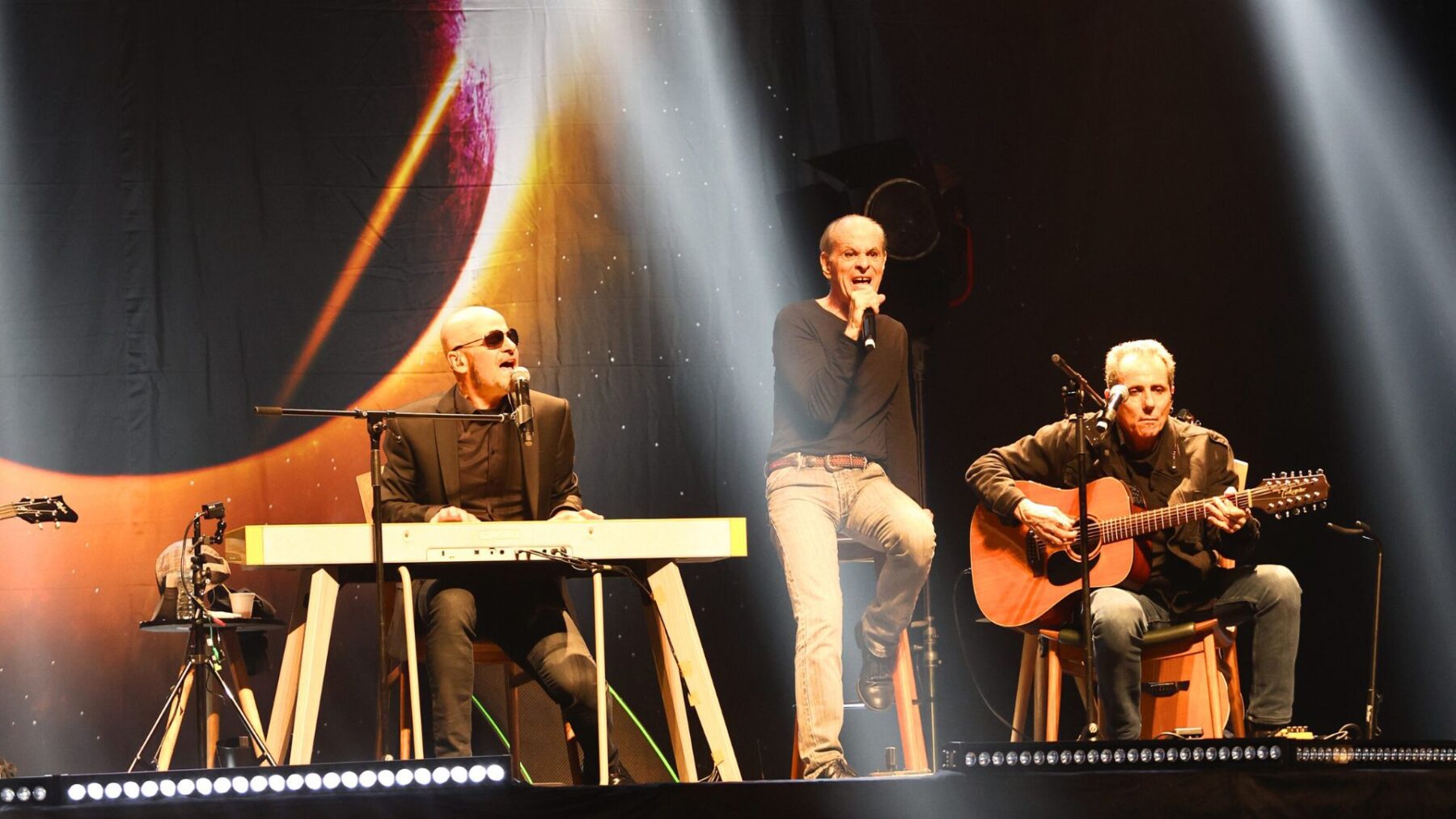 Branco Mello, Sérgio Britto, Ney Matogrosso e Tony Bellotto (esq. p/ dir.) em show "Titãs Microfonado" no Teatro Bradesco, em São Paulo | Bianca Tatamiya - 22.out.2024/Divulgação