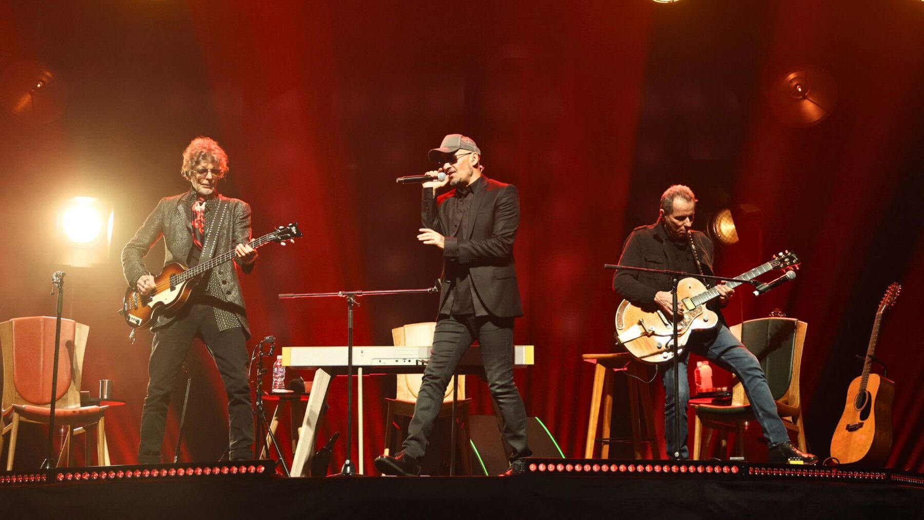 Branco Mello (esq.), Sérgio Britto (centro) e Tony Bellotto em show "Titãs Microfonado" no Teatro Bradesco, em São Paulo | Bianca Tatamiya - 22.out.2024/Divulgação