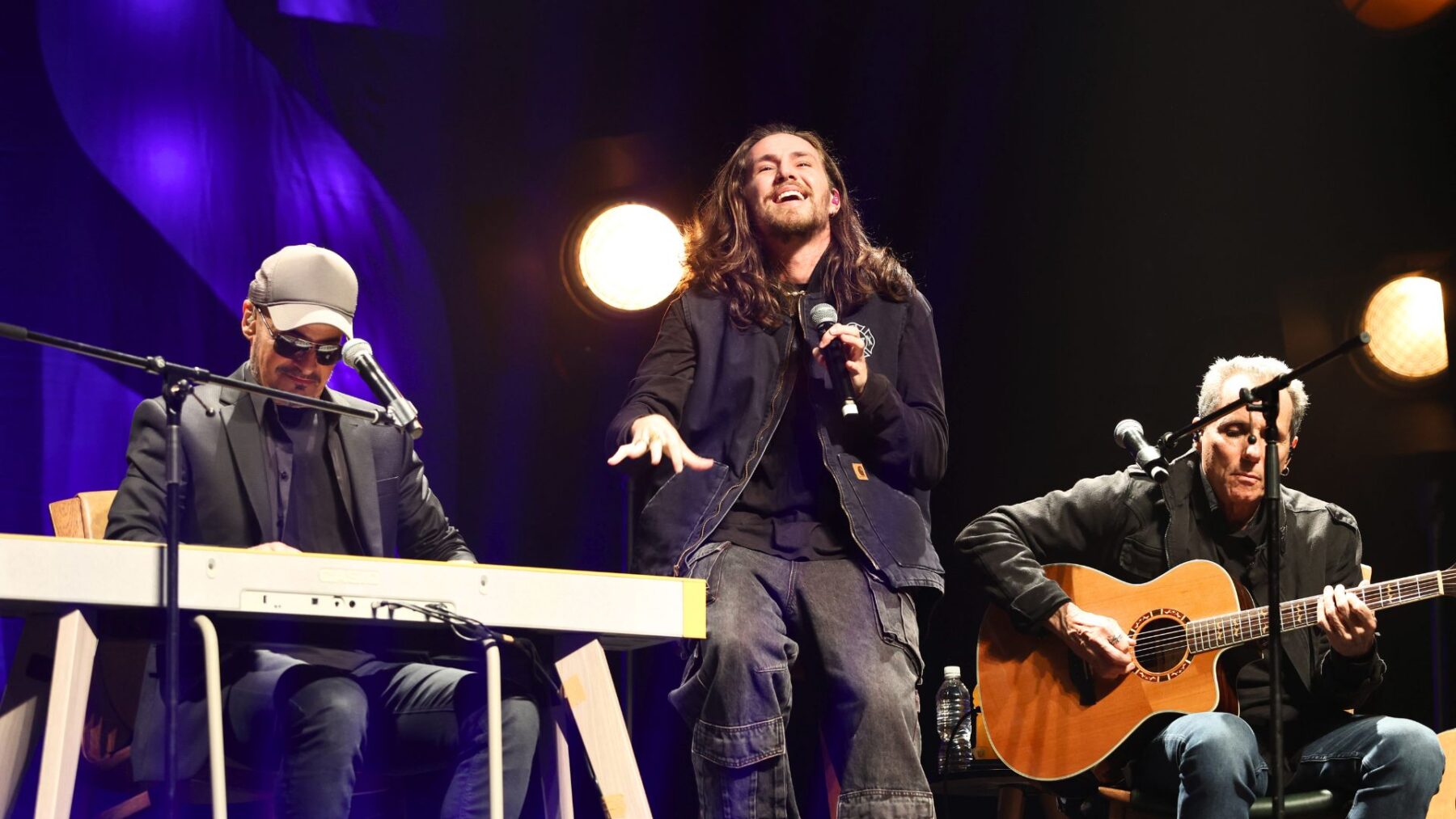 Sérgio Britto (esq.), Vitor Kley e Tony Bellotto em show "Titãs Microfonado" no Teatro Bradesco, em São Paulo | Bianca Tatamiya - 22.out.2024/Divulgação