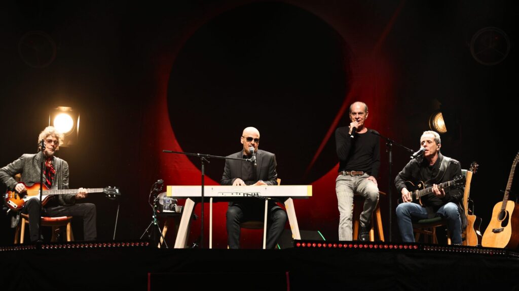 Branco Mello, Sérgio Britto, Ney Matogrosso e Tony Bellotto (esq. p/ dir.) em show "Titãs Microfonado" no Teatro Bradesco, em São Paulo | Bianca Tatamiya - 22.out.2024/Divulgação