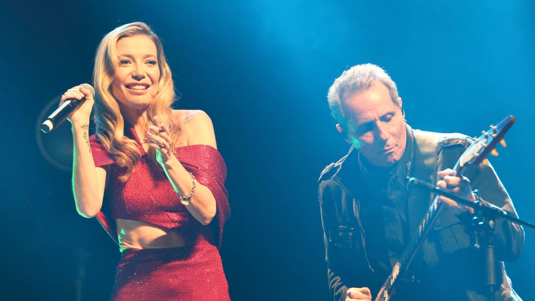 Luiza Possi (esq.) e Tony Bellotto em show "Titãs Microfonado" no Teatro Bradesco, em São Paulo | Bianca Tatamiya - 22.out.2024/Divulgação