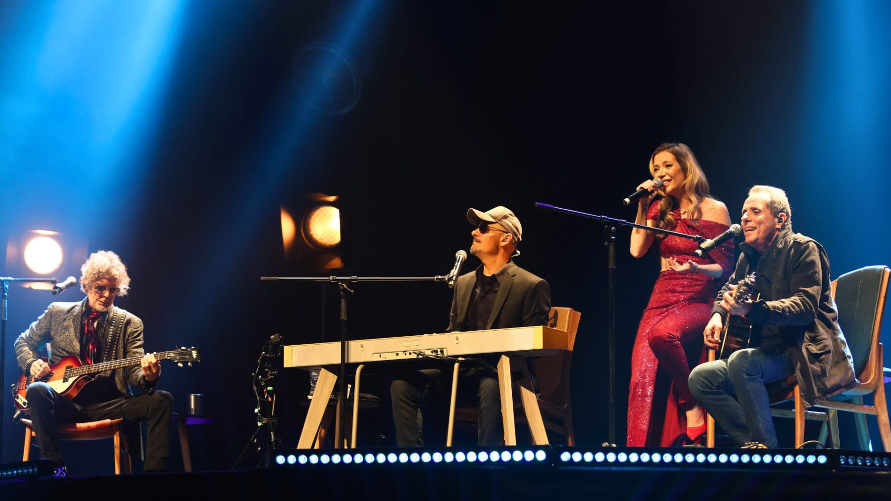 Sérgio Brito (esq.), Luiza Possi (centro) e Tony Bellotto em show "Titãs Microfonado" no Teatro Bradesco, em São Paulo | Bianca Tatamiya - 22.out.2024/Divulgação