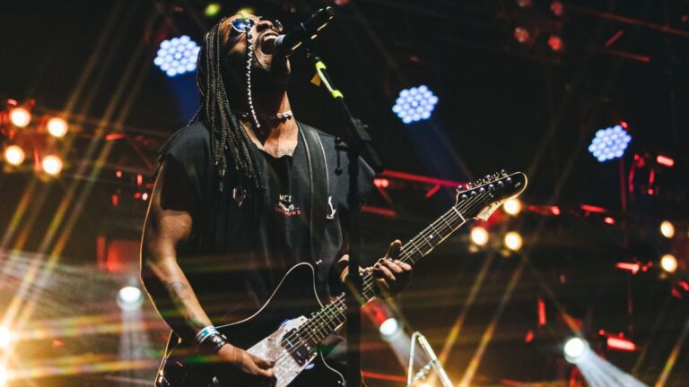 Guitarrista e vocalista Charles Gama em show do Black Pantera no Knotfest Brasil, no Allianz Parque, em São Paulo | 20.out.2024/Flashbang/Divulgação