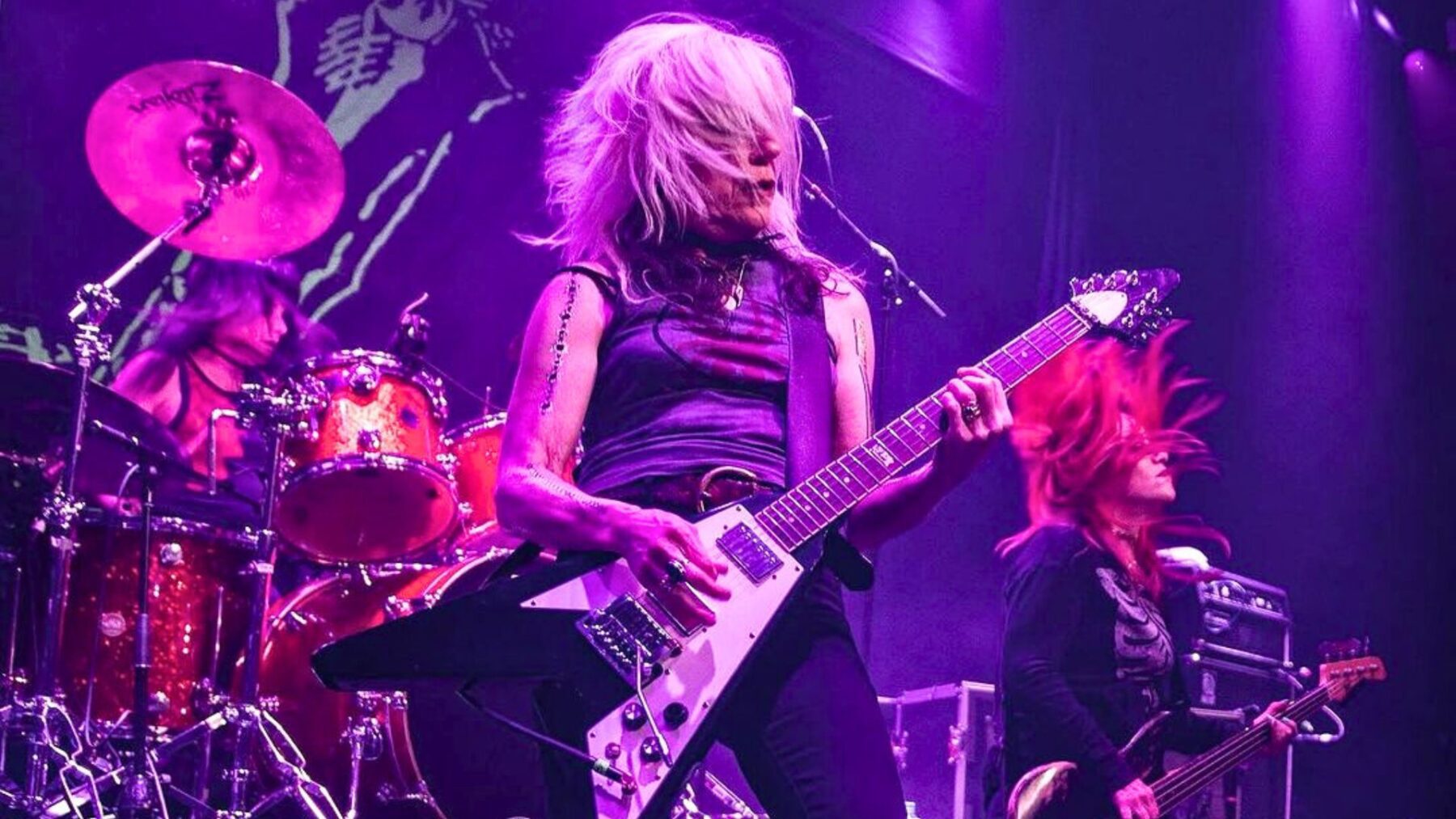 Guitarrista e vocalista Donita Sparks em show do L7 no Powerstation, em Auckland, na Nova Zelândia | 6.dez.2023/Divulgação