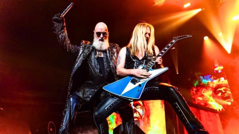 Vocalista Rob Halford (esq.) e guitarrista Richie Faulkner em show da turnê "Invincible Shield" no festival Aftershock, realizado no Discoery Park, na cidade americana de Sacramento, na Califórnia | Ian Storck- 12.out.2024/Divulgação