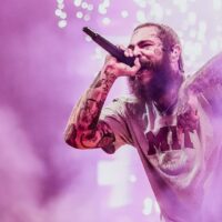 Post Malone em show no Fenway Park, em Boston (EUA) | 18.set.2024/Divulgação