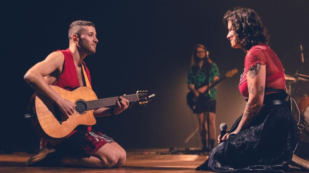 Mateo Piracés-Ugarte (esq.) e LazúIi em show da banda Francisco, el Hombre no Theatro Dom Pedro 2°, em Ribeirão Preto (SP) | Gabi Nalon - 3.ago.2024/Divulgação