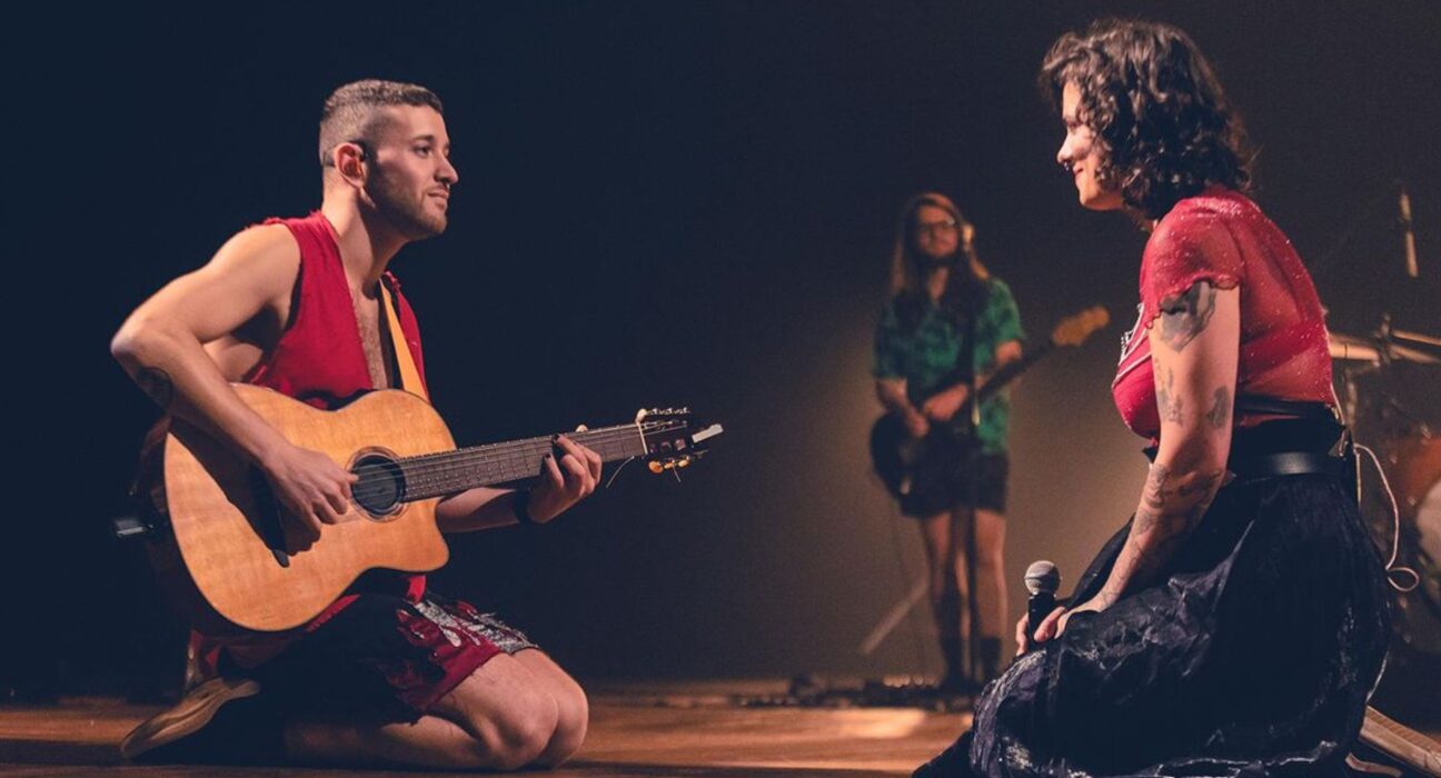 Mateo Piracés-Ugarte (esq.) e LazúIi em show da banda Francisco, el Hombre no Theatro Dom Pedro 2°, em Ribeirão Preto (SP) | Gabi Nalon - 3.ago.2024/Divulgação