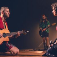 Mateo Piracés-Ugarte (esq.) e LazúIi em show da banda Francisco, el Hombre no Theatro Dom Pedro 2°, em Ribeirão Preto (SP) | Gabi Nalon - 3.ago.2024/Divulgação