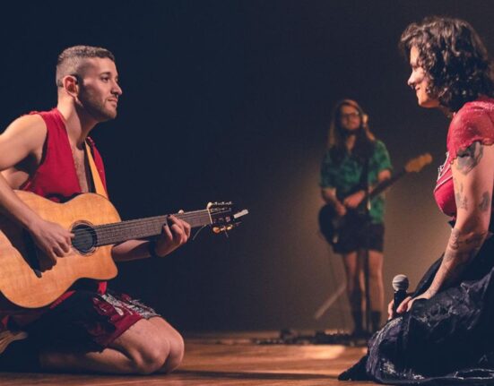 Mateo Piracés-Ugarte (esq.) e LazúIi em show da banda Francisco, el Hombre no Theatro Dom Pedro 2°, em Ribeirão Preto (SP) | Gabi Nalon - 3.ago.2024/Divulgação