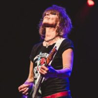 Chrissie Hynde, vocalista do Pretenders, em show no Providence Park, em Portland, nos EUA | Billy Raymond - 16.ago.204/Divulgação