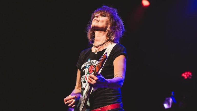 Chrissie Hynde, vocalista do Pretenders, em show no Providence Park, em Portland, nos EUA | Billy Raymond - 16.ago.204/Divulgação