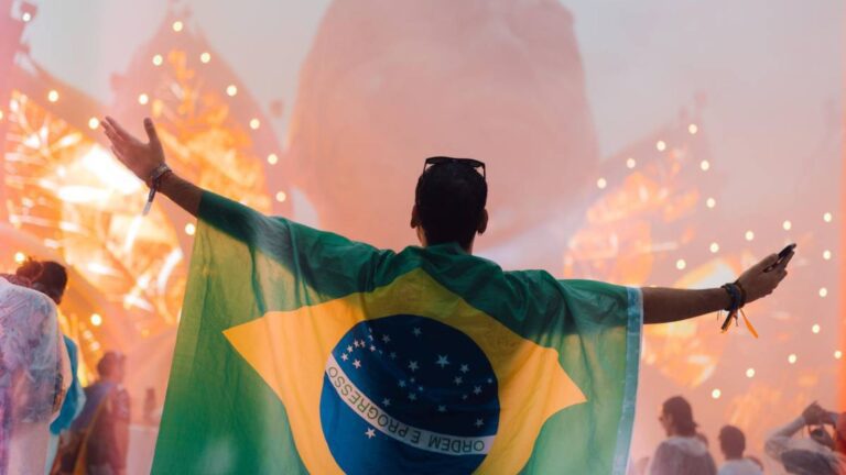 Fã curte dia durante o festival Tomorrowland Brasil 2023 no Parque Maeda, em Itu, no interior de São Paulo | Divulgação