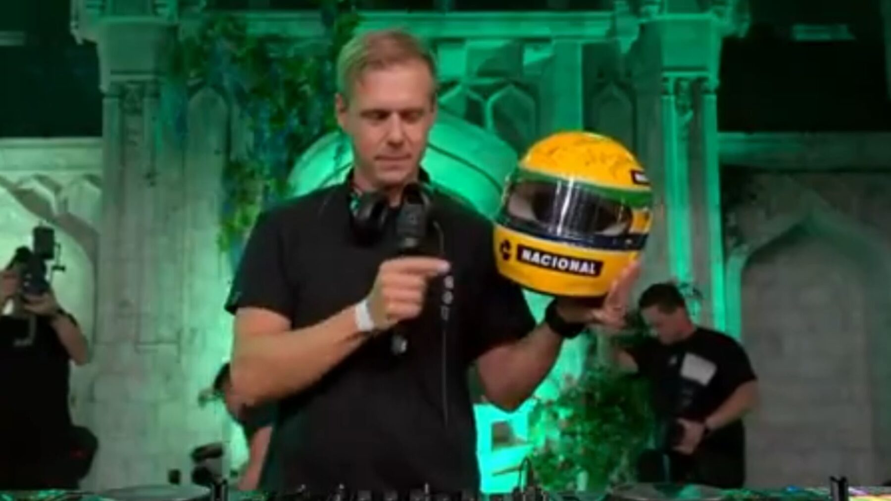 DJ holandês Armin van Buuren segura capacete de Ayrton Senna no palco principal do Tomorrowland, no Parque Maeda, em Itu (interior de SP) | 11.out.2024/Divulgação