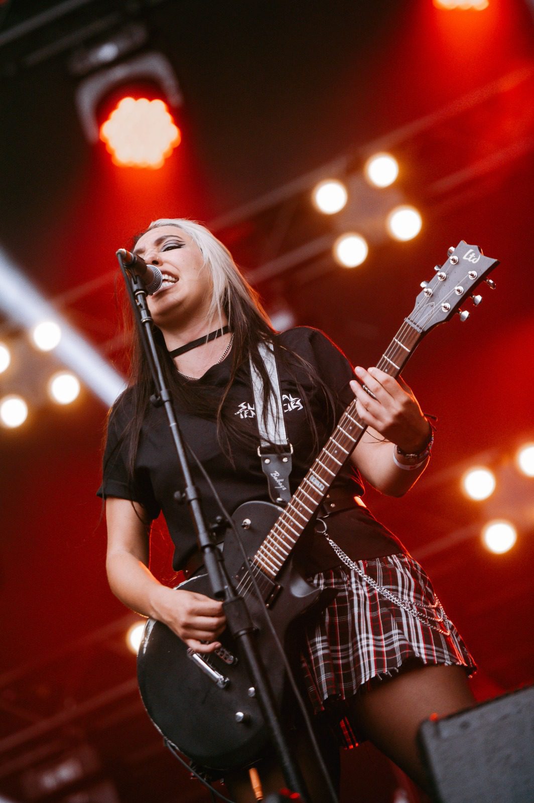 Vocalista e guitarrista Yasmin Amaral em show da banda brasileira Eskröta no primeiro dia de Knotfest, no Allianz Parque, em São Paulo | 19.out.2024/Flashbang/Divulgação