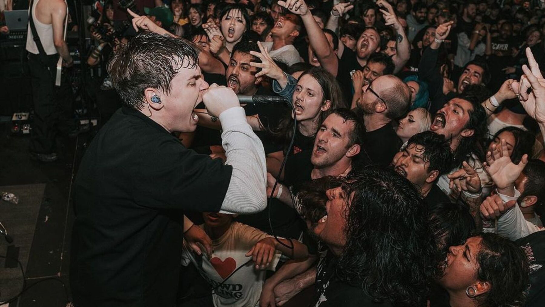 Vocalista Bryan Garris em show surpresa do Knocked Loose na loja de discos The Midnight Hour, em San Fernando, na Califórnia | Oscar Rodriguez - 5.abr.2024/Divulgação