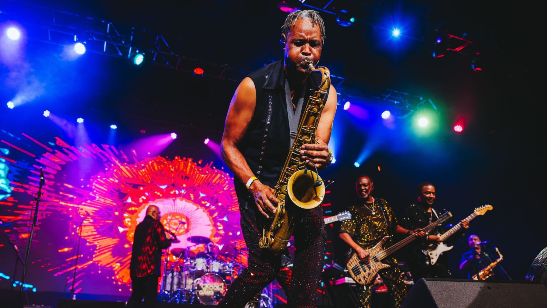 Músico toca sax em show do Kool & the Gang no Espaço Unimed, em São Paulo | Rafael Strabelli - 15.nov.2024/Divulgação