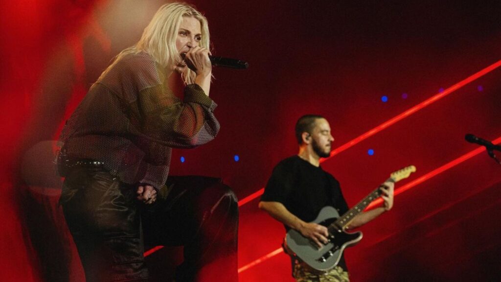 Vocalista Emily Armstrong (esq.) e vocalista e guitarrista Mike Shinoda em show do Linkin Park com a turnê "From Zero" no Allianz Parque, em São Paulo | 15.nov.2024/Divulgação