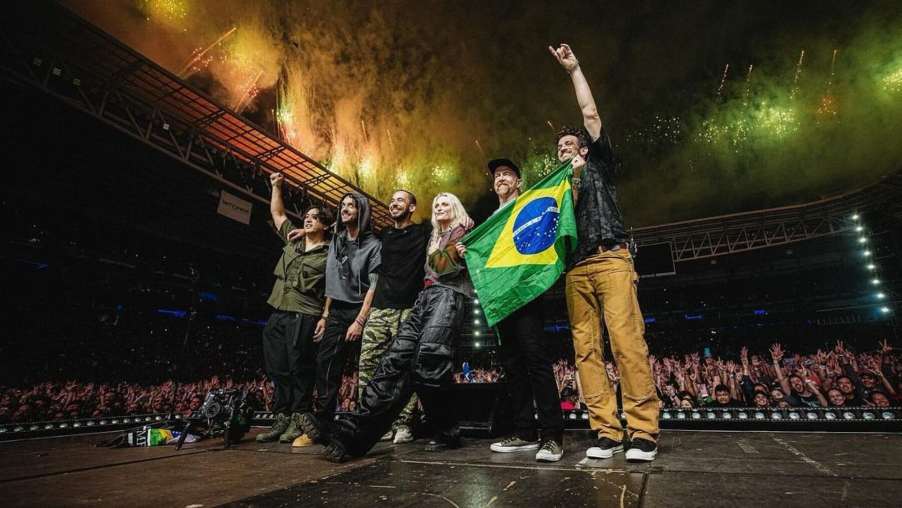 DJ Joe Hahn, baterista Colin Brittain, vocalista Mike Shinoda, vocalista Emily Armstrong, baixista Dave “Phoenix” Farrell e guitarrista Alex Feder em show Linkin Park no Allianz Parque, em São Paulo | 15.nov.2024/Divulgação