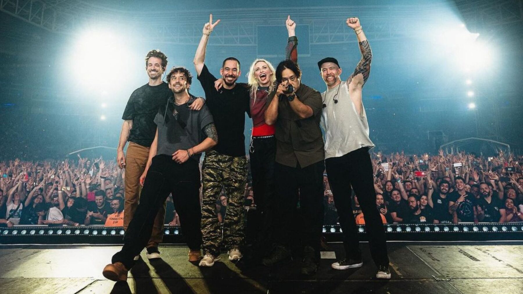 Guitarrista Brad Delson, baterista Colin Brittain, vocalista Mike Shinoda, vocalista Emily Armstrong, DJ Joe Hahn e baixista Dave “Phoenix” Farrell em show Linkin Park no Allianz Parque, em São Paulo | 16.nov.2024/Divulgação