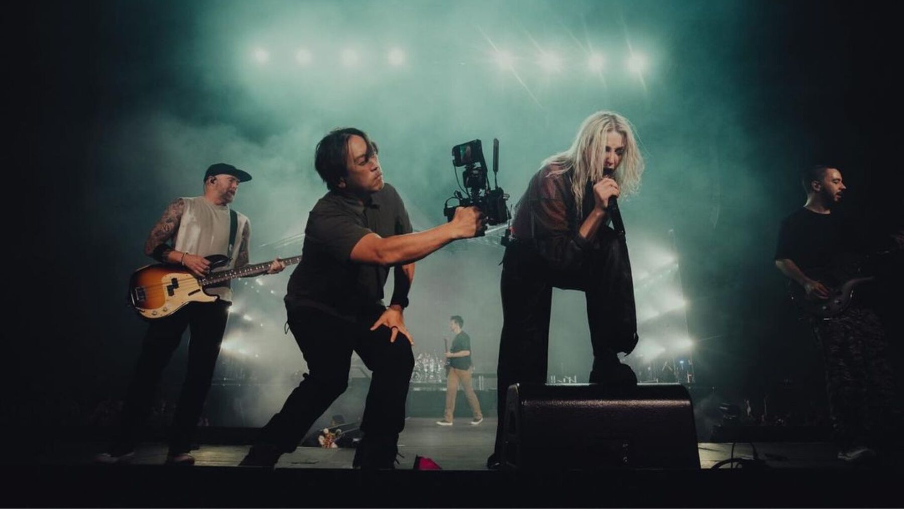 DJ Joe Hahn (esq.) e filma a vocalista Emily Armstrong em show do Linkin Park com a turnê "From Zero" no Allianz Parque, em São Paulo | 16.nov.2024/Divulgação