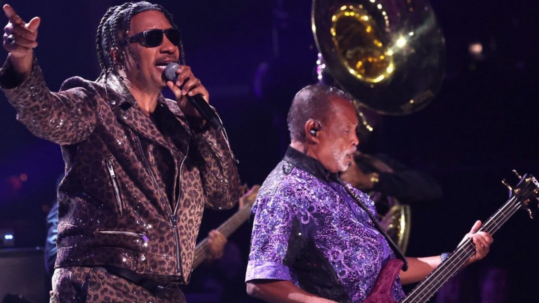 Ex-vocalista JT Taylor (esq.) e baixista em show do Kool & the Gang na cerimônia do Hall da Fama do Rock, em Cleveland EUA | 19.out.2024/Divulgação