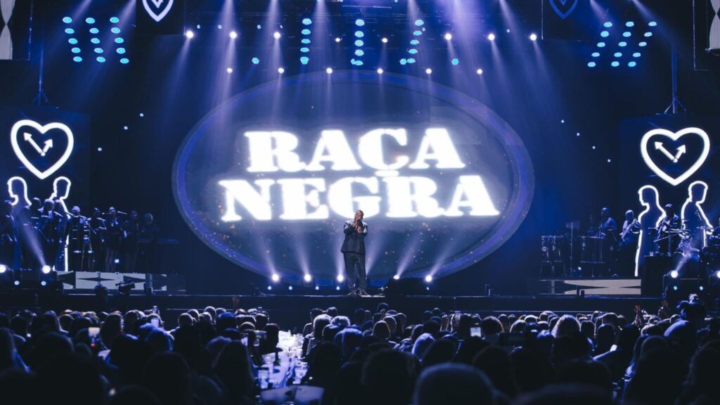 Vocalista Luiz Carlos em show do Raça Negra no Espaço Unimed, em São Paulo | Marcos Oliveira - 2.nov.2024/Divulgação