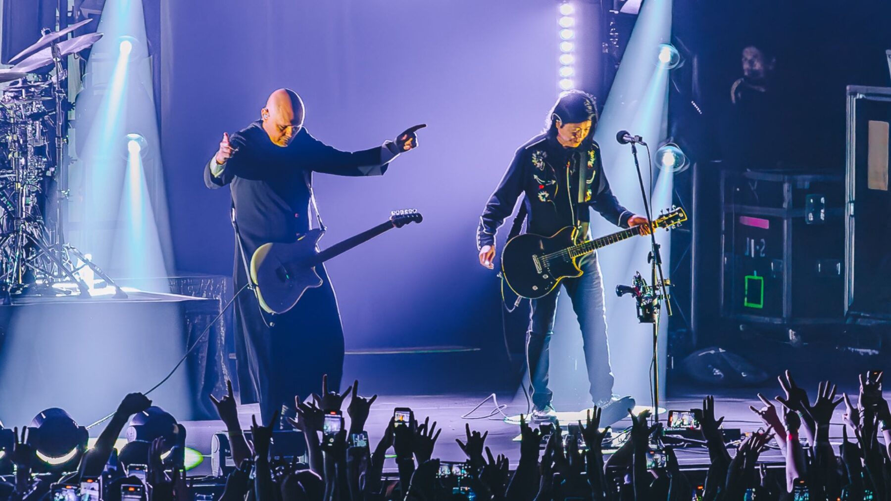 Vocalista Billy Corgan (esq.) e guitarrista James Iha em show do Smashing Pumpkins no Espaço Unimed, em São Paulo | Marcos Oliveira - 3.nov.2024/Divulgação